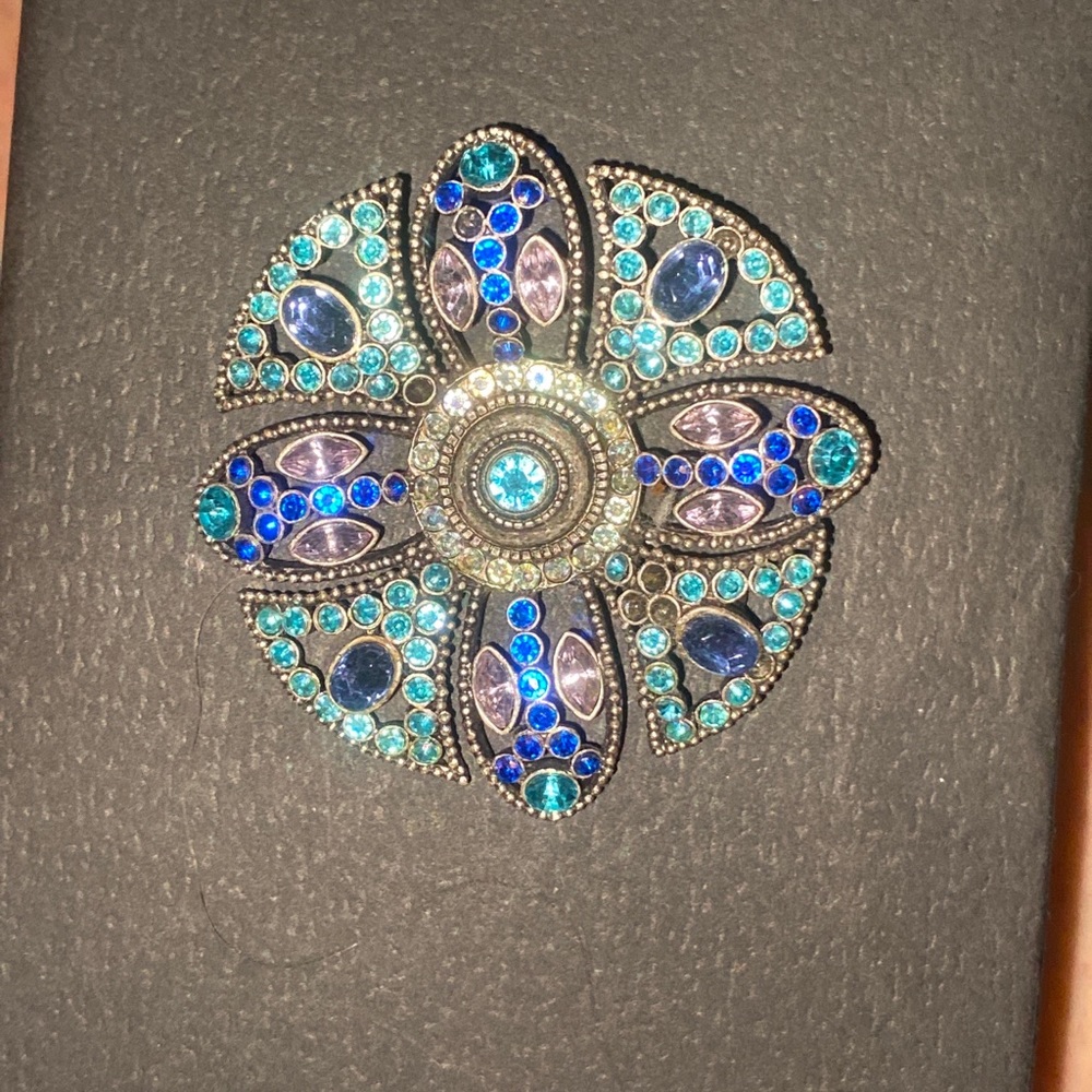 Gorgeous and statement brooch & necklace pendant!